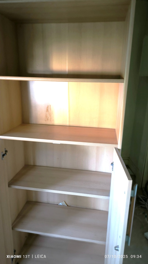 Armoire bois 2 portes et étgères