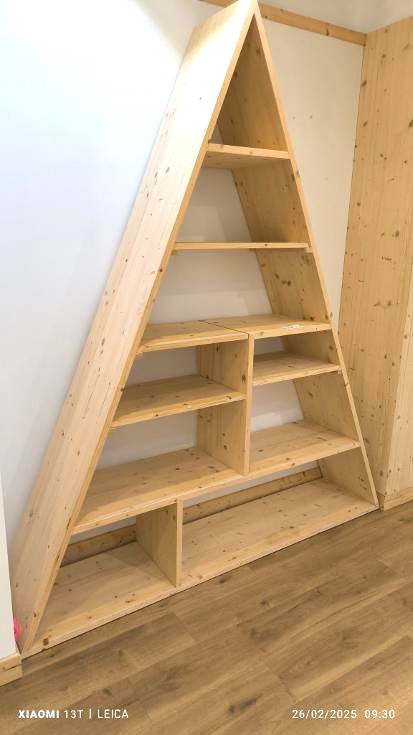 Etagère triangle en pin massif 220x200cm